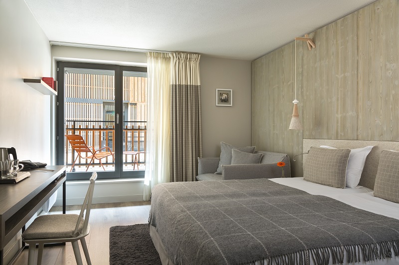 Hotel Héliopic Chamonix - cosy bright double room with sofa writing desk and private balcony