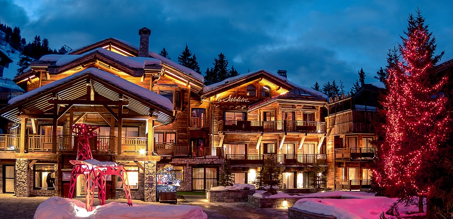Hotel La Sivolière Courchevel - Hotel exterior with front lit up 
