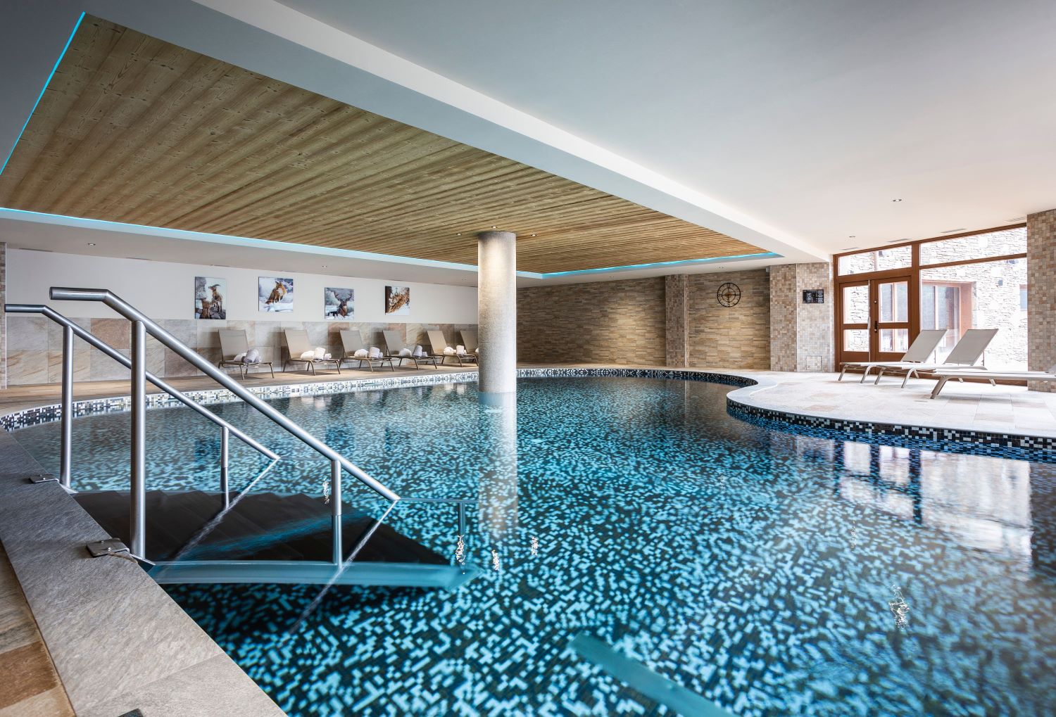 Residence Daria-I-Nor Alpe d'Huez - apartments wellness indoor pool access stairs loungers