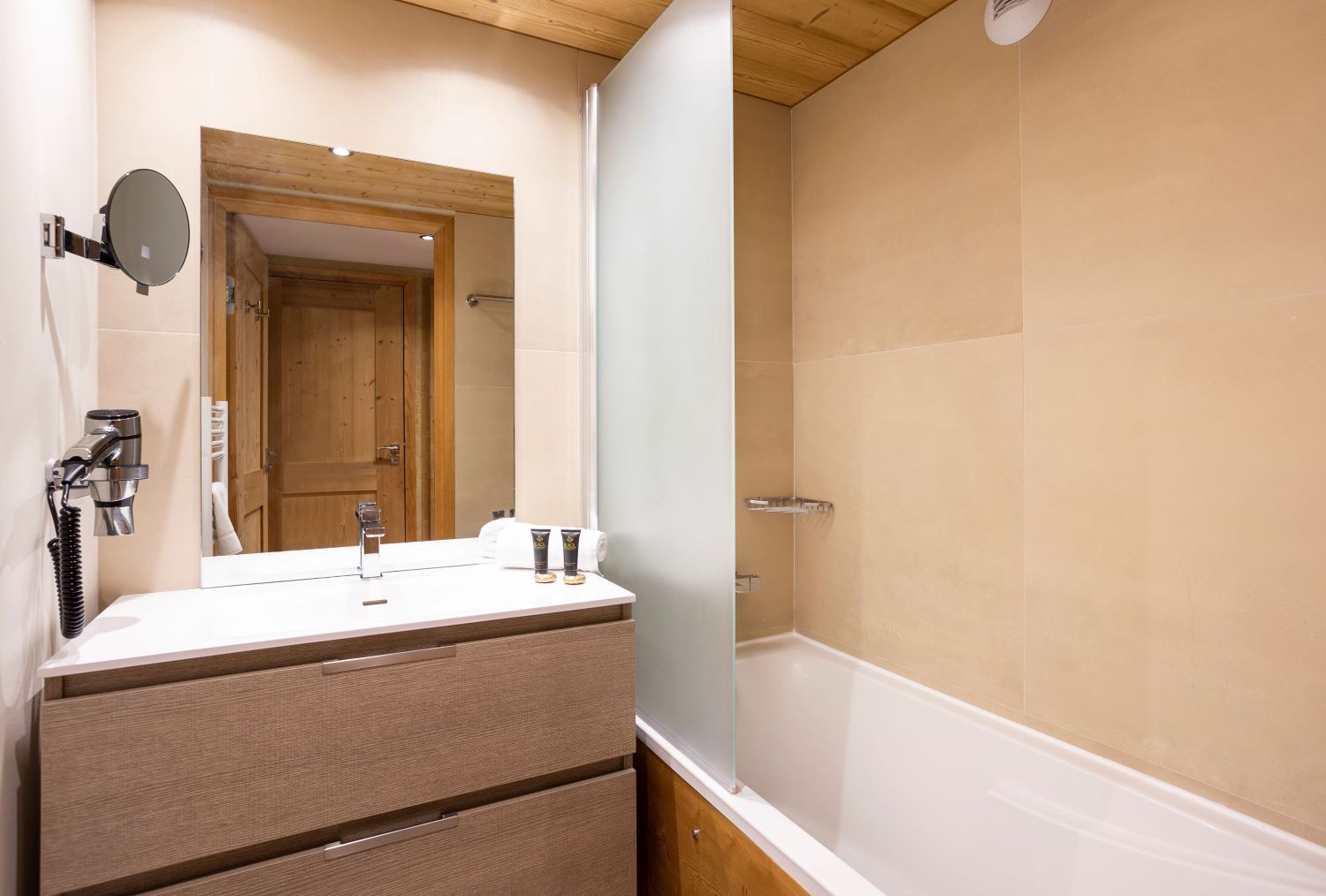 Residence Daria-I-Nor Alpe d'Huez - apartments cosy bathroom with bath large sink hairdryer and extendable mirror