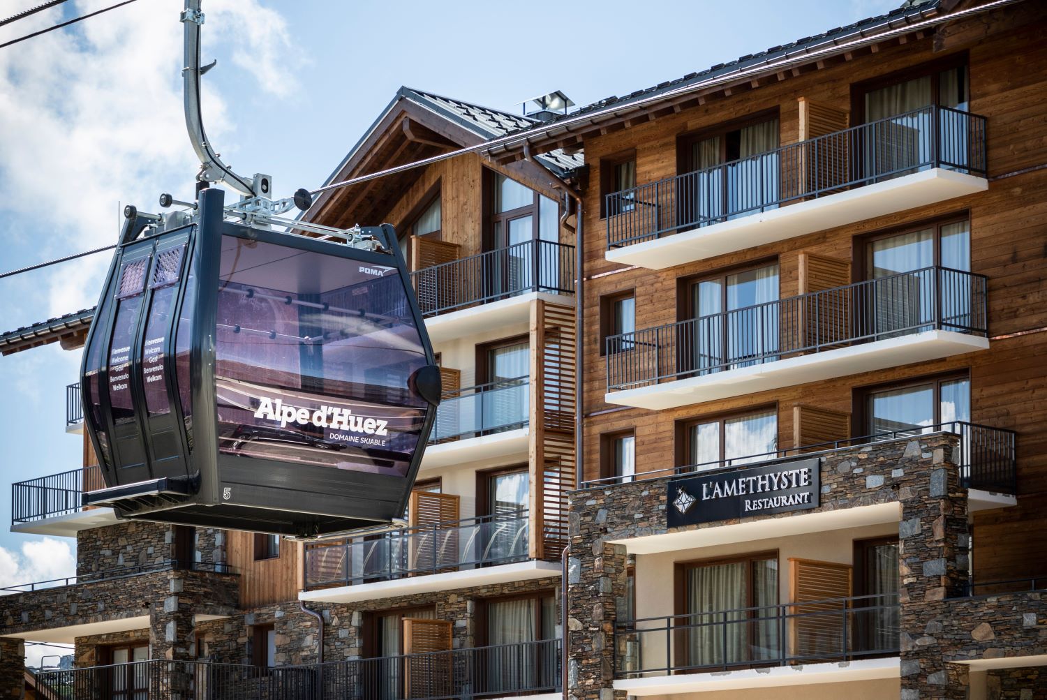 Residence Daria-I-Nor Alpe d'Huez - Apartments exterior with gondola car passing by