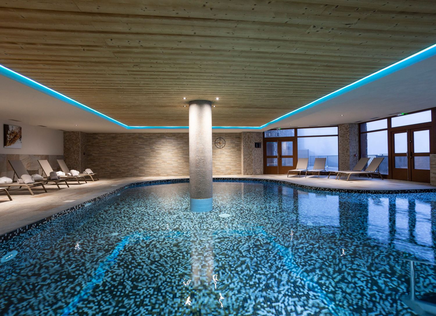 Residence Daria-I-Nor Alpe d'Huez - apartments wellness indoor pool mood lighting loungers and access to outside balcony