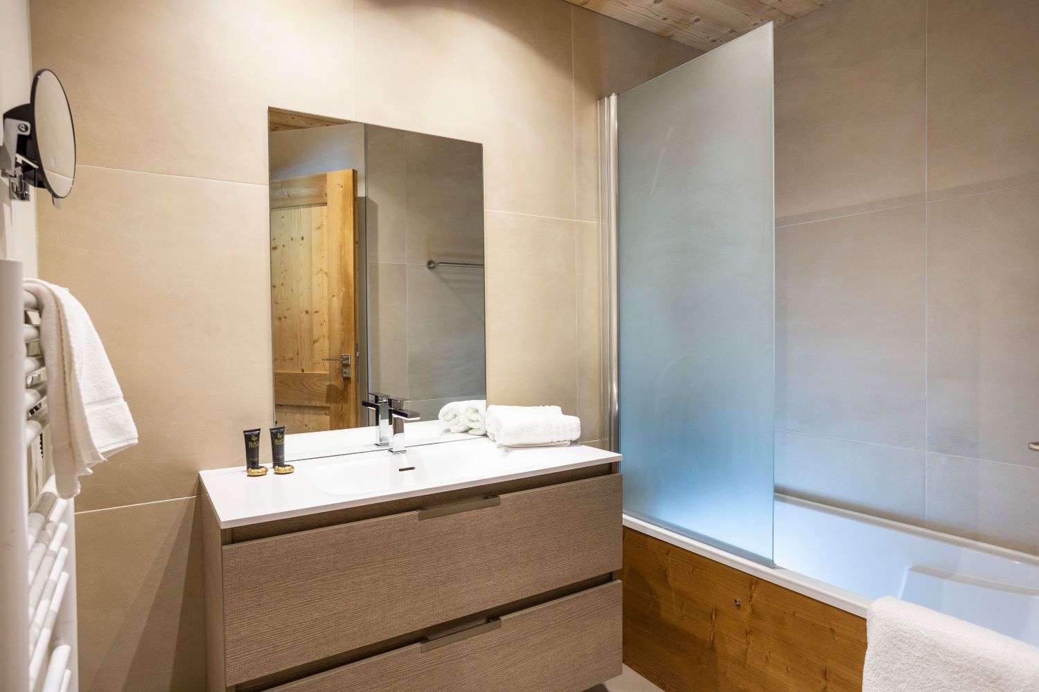 Residence Daria-I-Nor Alpe d'Huez - apartments bathroom with bath and large sink