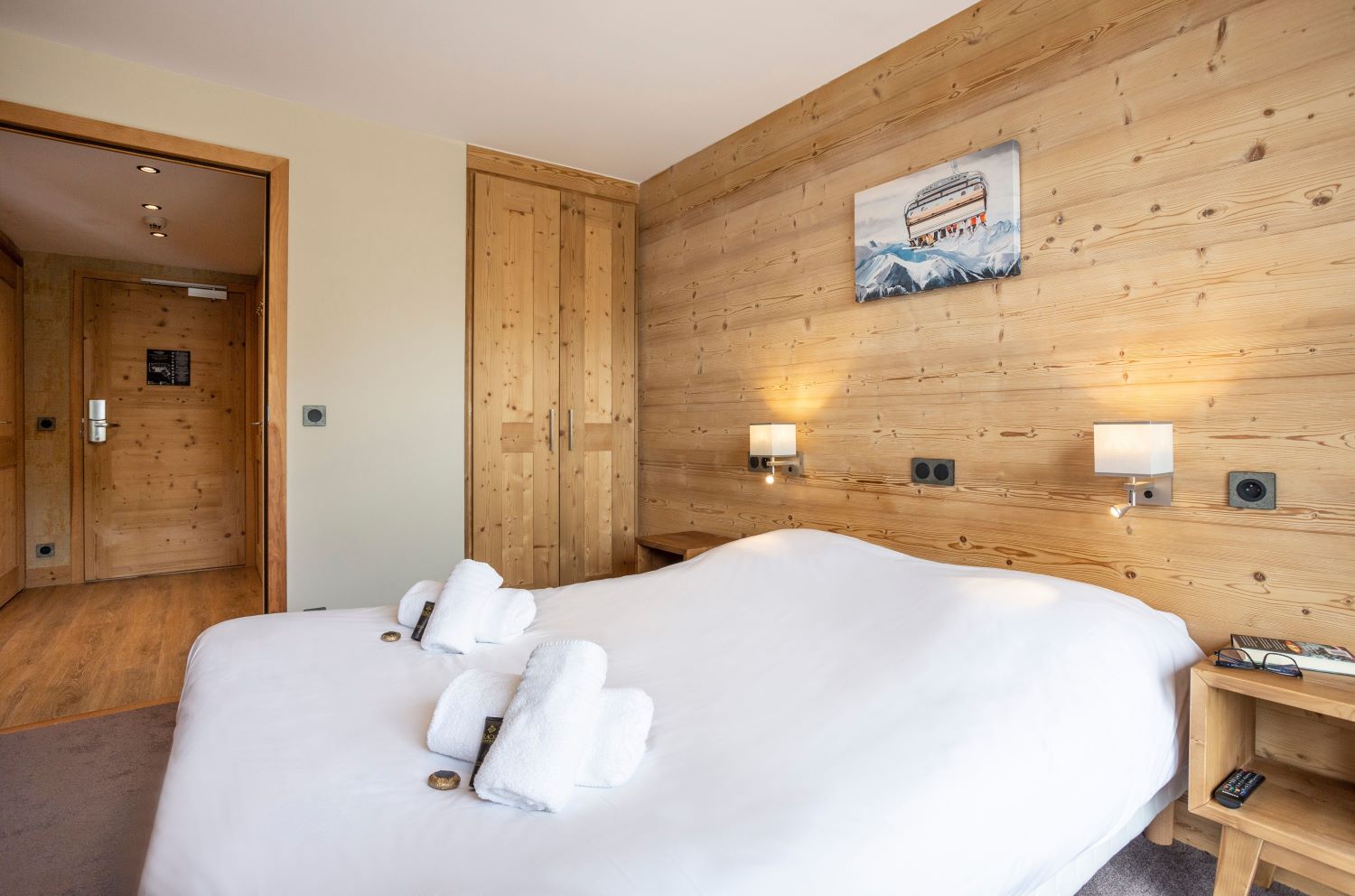 Residence Daria-I-Nor Alpe d'Huez - apartments bright bedroom with built in wardrobe