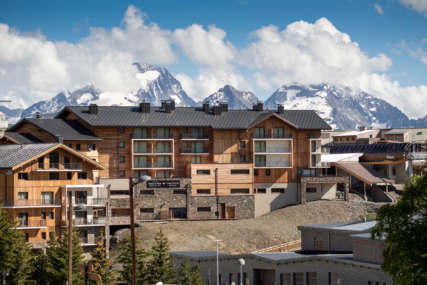 Residence Daria-I-Nor Alpe d'Huez - Apartments exterior with mountains
