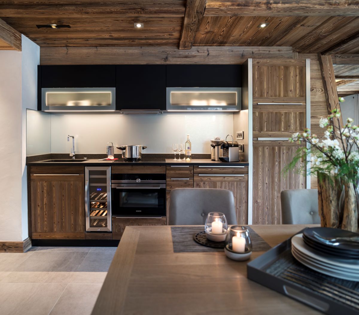 Residence Le Cristal de Jade Chamonix - Kitchen with hop oven wine rack
