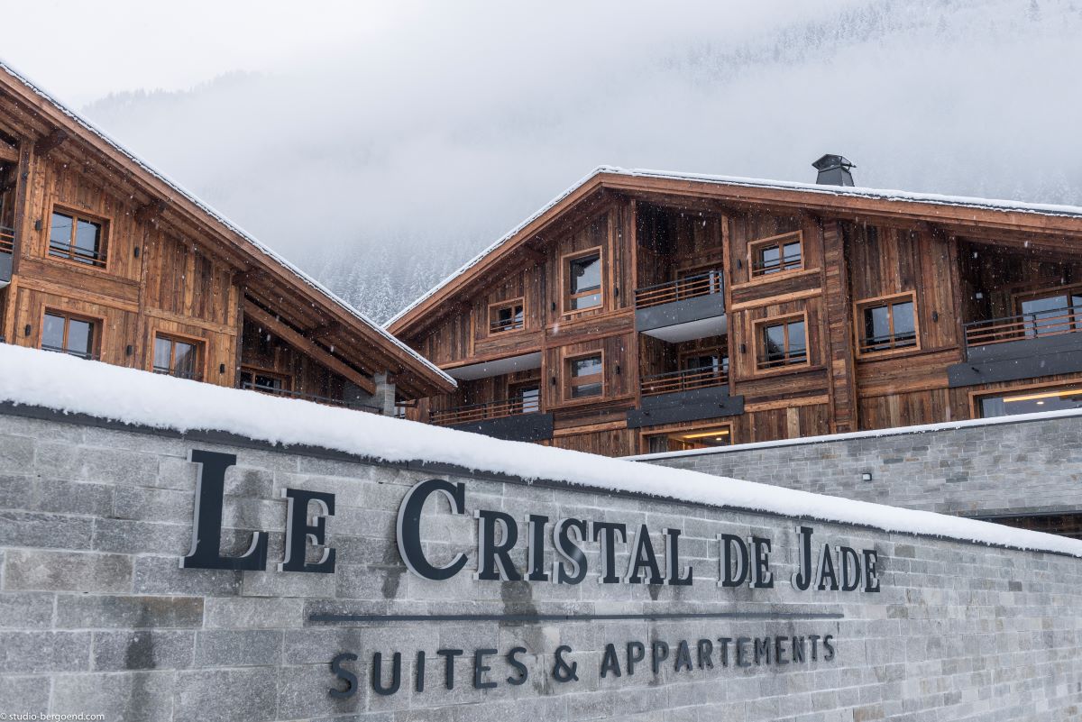 Residence Le Cristal de Jade Chamonix - Residence exterior with tress and mountains