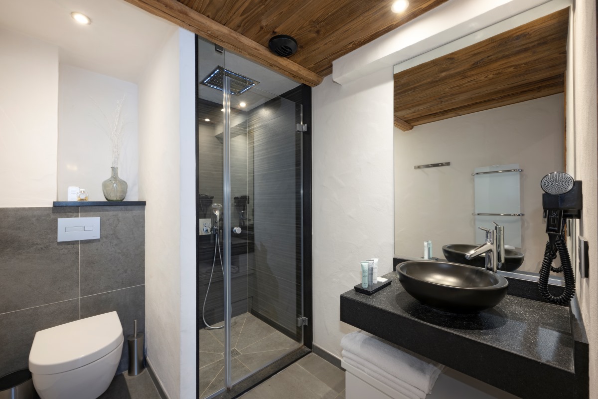 Residence Le Cristal de Jade Chamonix - contemporary bathroom with show toilet sink and hairdryer