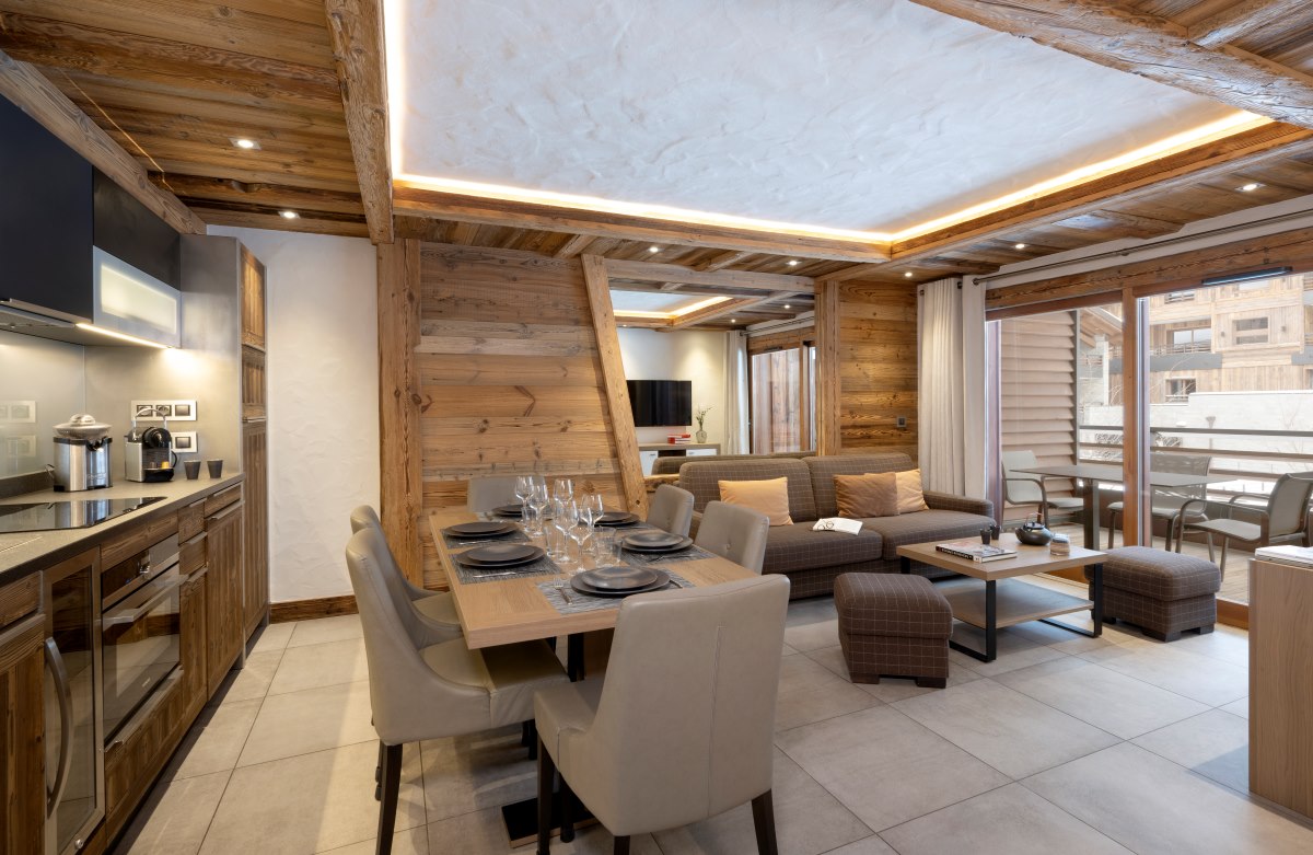 Residence Le Cristal de Jade Chamonix - Open planned living with sofa dining table kitchen and private balcony