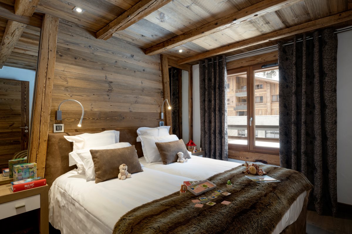 Residence Le Cristal de Jade Chamonix - Double bedroom with wooden panelling side tables and a window