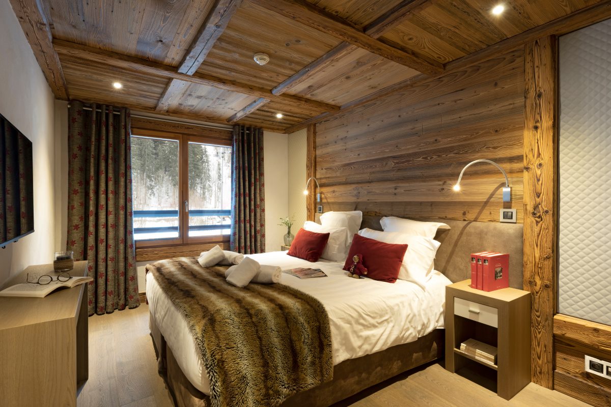 Residence Le Cristal de Jade Chamonix - Bright cosy bedroom with tv desk and forest view