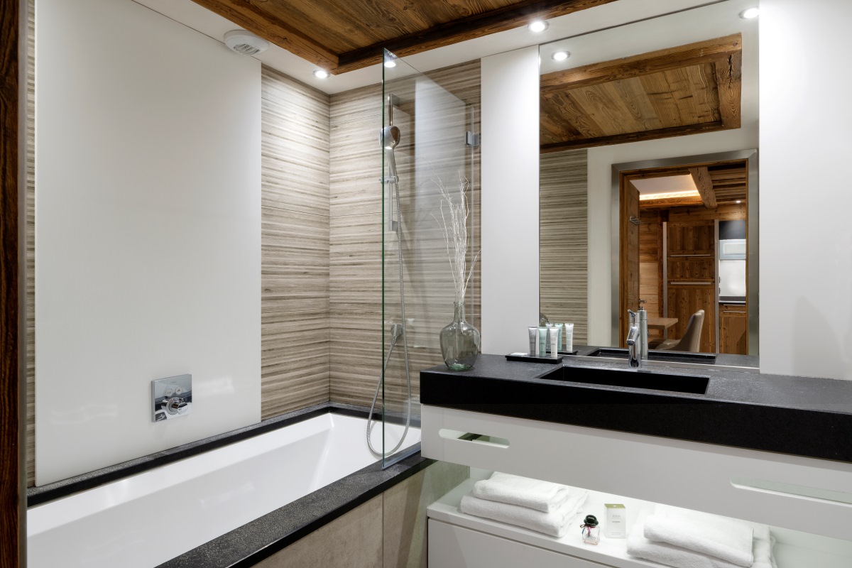 Residence Le Cristal de Jade Chamonix - bright modern bathroom with bath shower over bath and sink