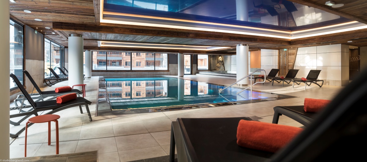 Residence Le Cristal de Jade Chamonix - indoor swimming pool with loungers and lots of windows