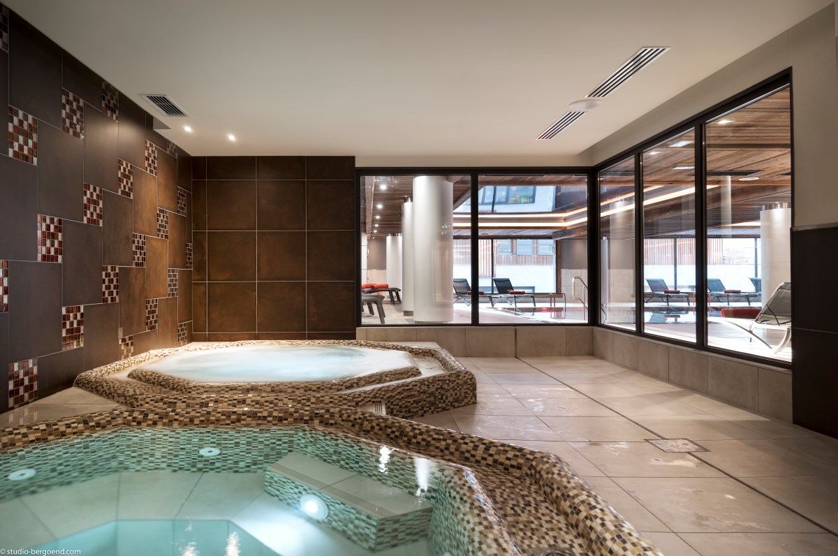 Residence Le Cristal de Jade Chamonix - Indoor Jacuzzis with view of indoor pool