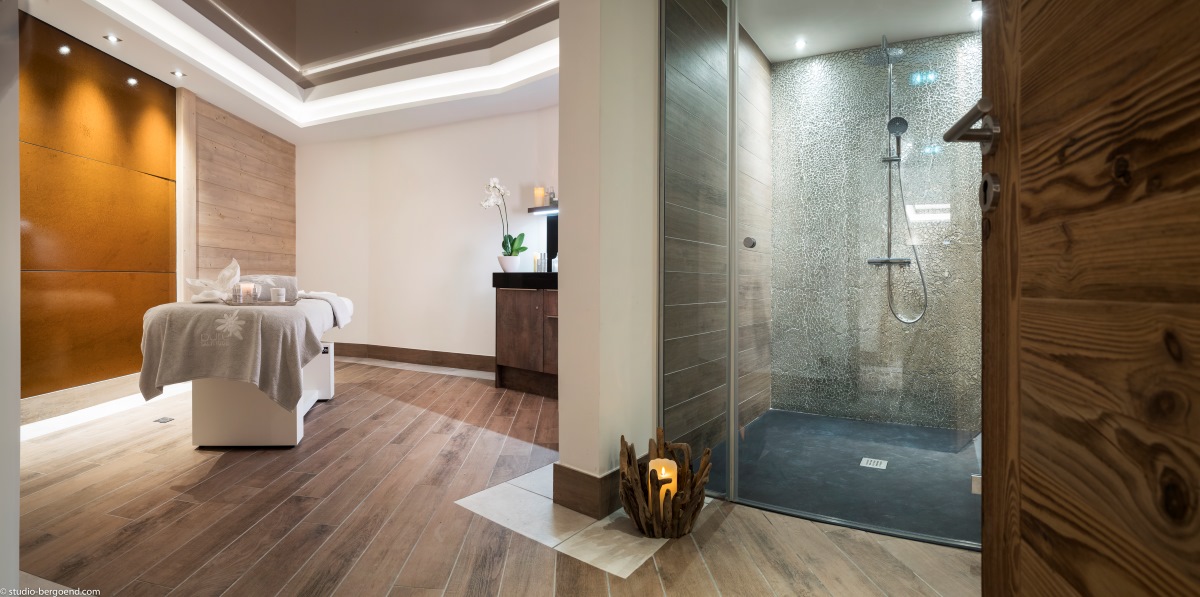 Residence Le Cristal de Jade Chamonix - Spa treatment room with shower and massage bed