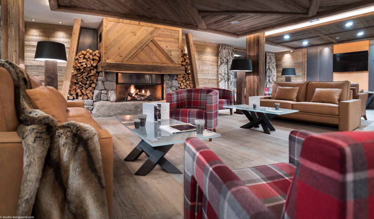Residence Le Cristal de Jade Chamonix - public lounge area with comfy sofas chairs and a real fire