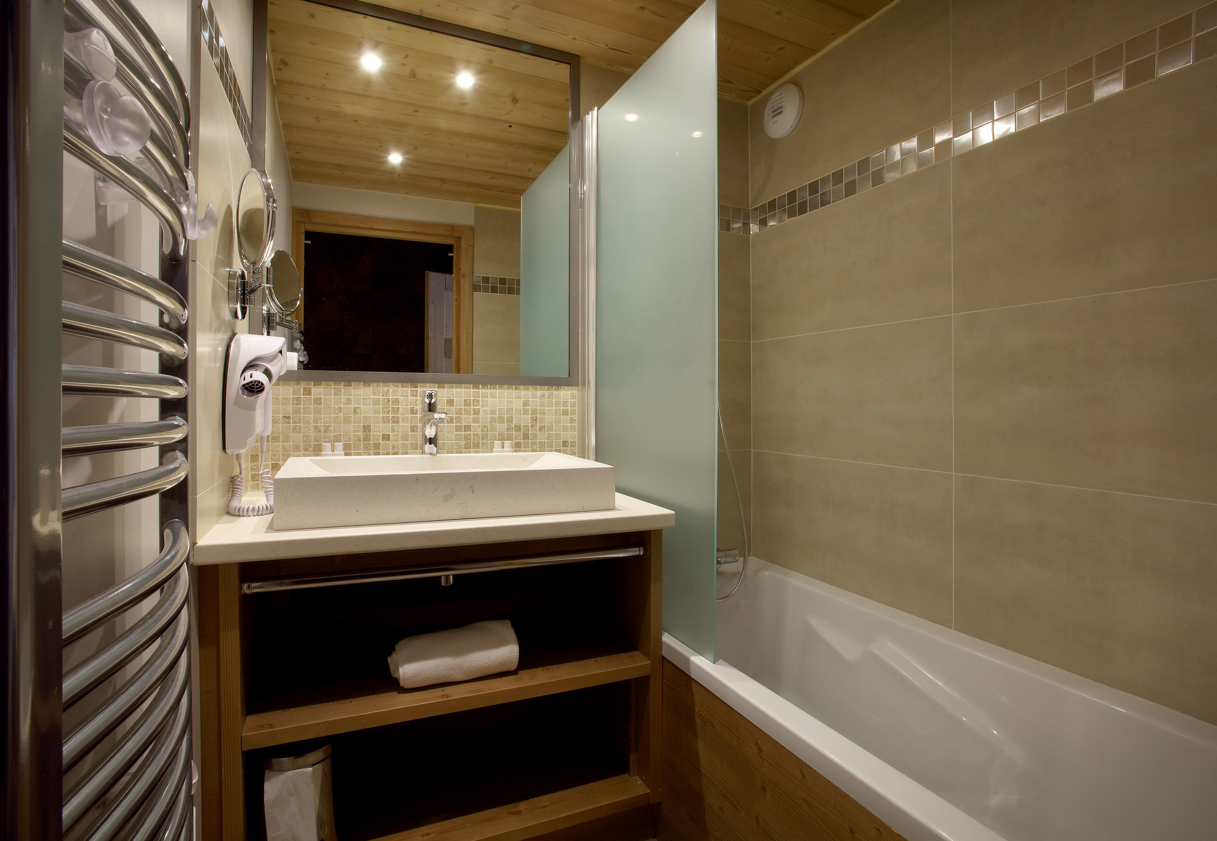 Residence La Source des Arcs, Les Arcs - bathroom with tub and sink