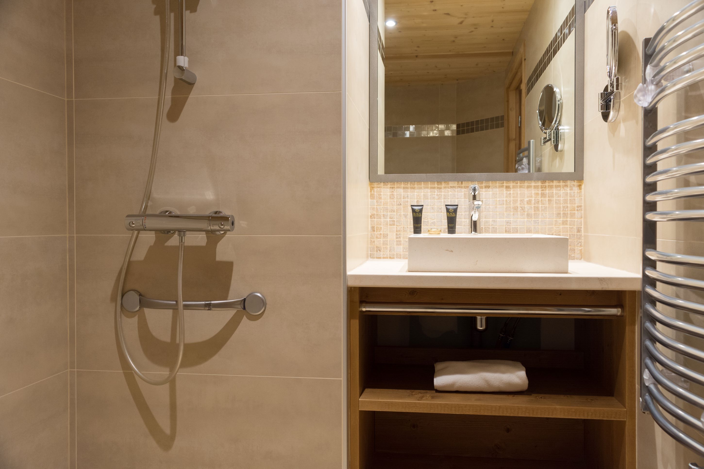 Residence La Source des Arcs, Les Arcs - shower room with sink and towel rail