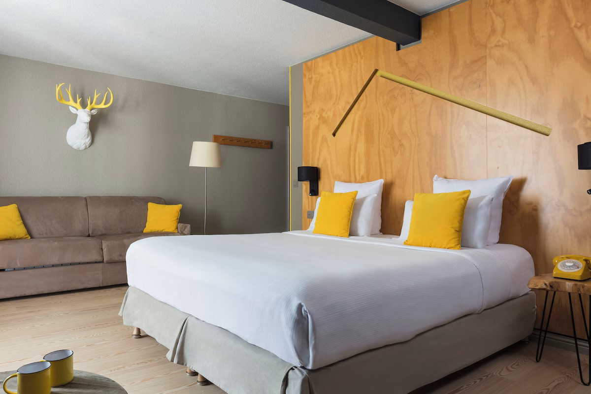 Hotel Les Aiglons Chamonix - Bright spacious double bedroom with sofa