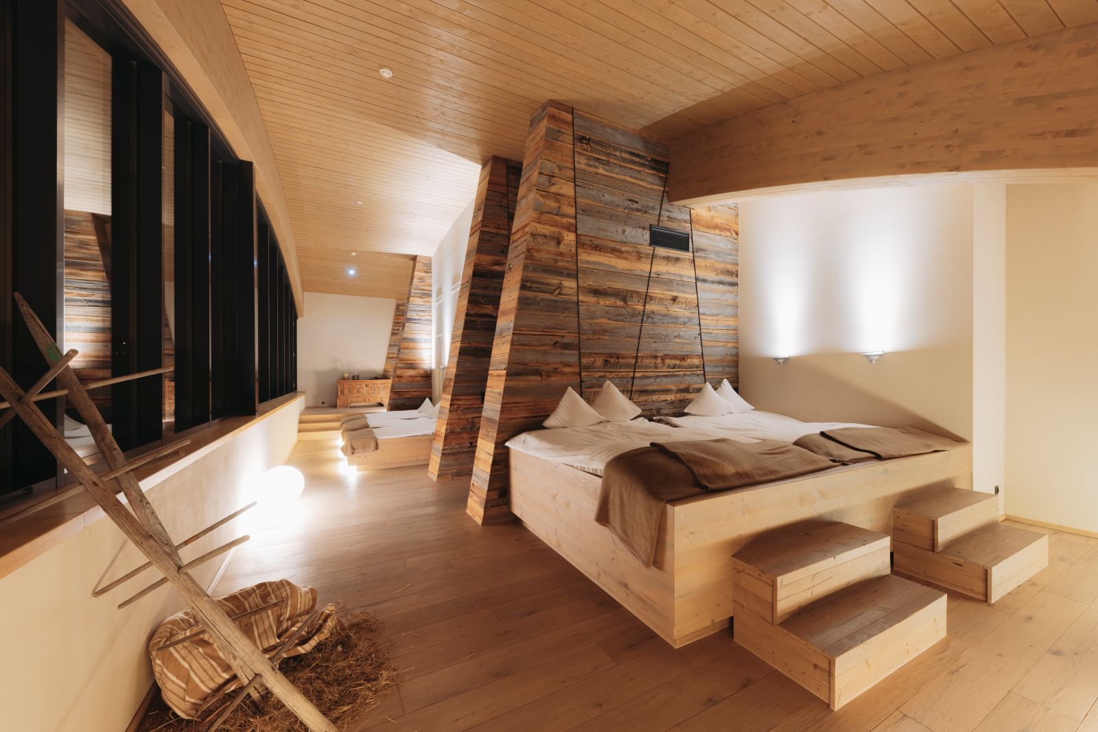 Bergland Hotel Solden - Relaxation area at the spa with beds for lounging