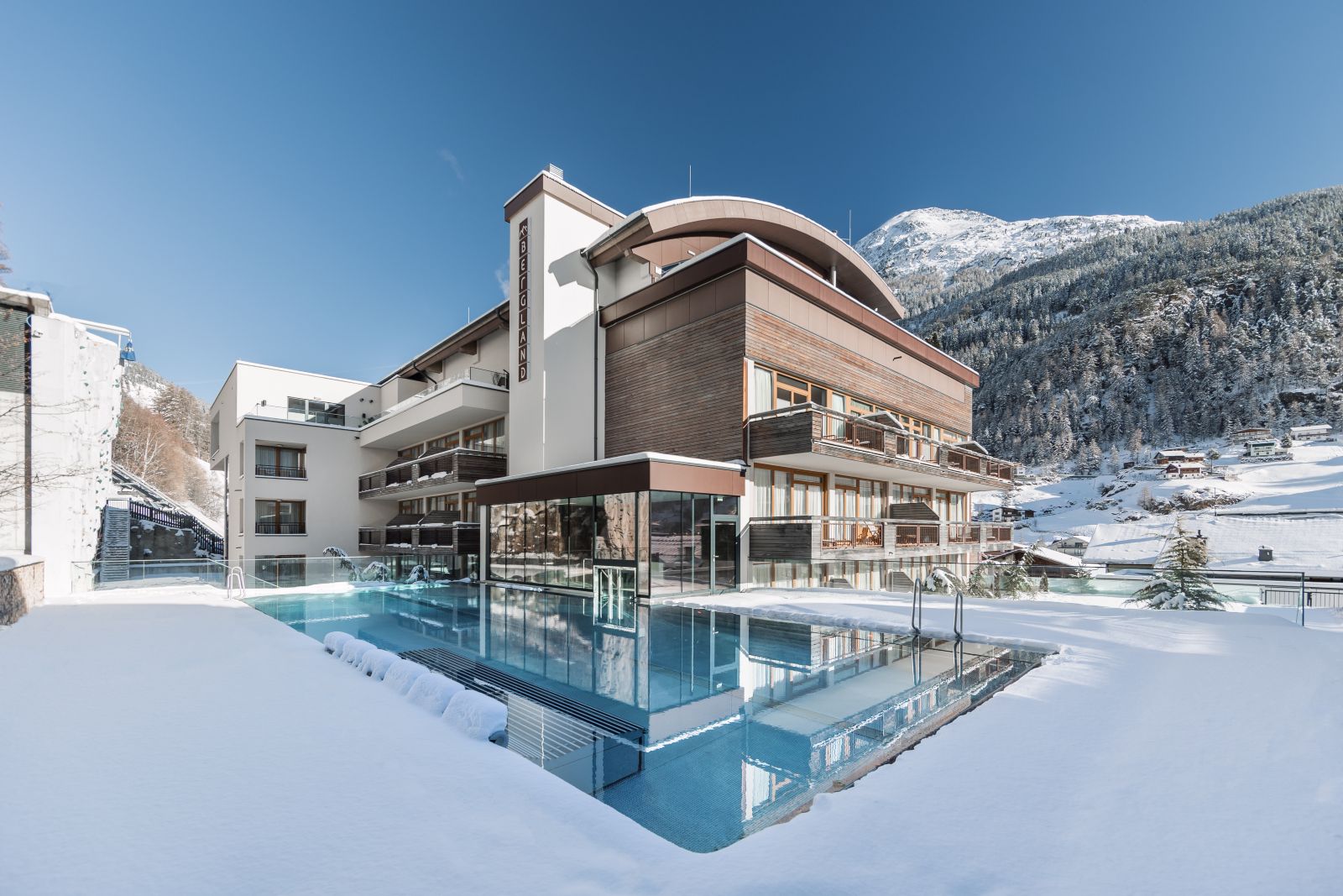 Bergland Hotel Solden - Hotel exterior with outdoor pool and mountain views