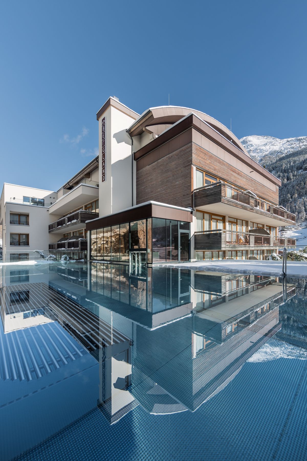 Bergland Hotel Solden - Hotel exterior with outdoor pool and mountain views