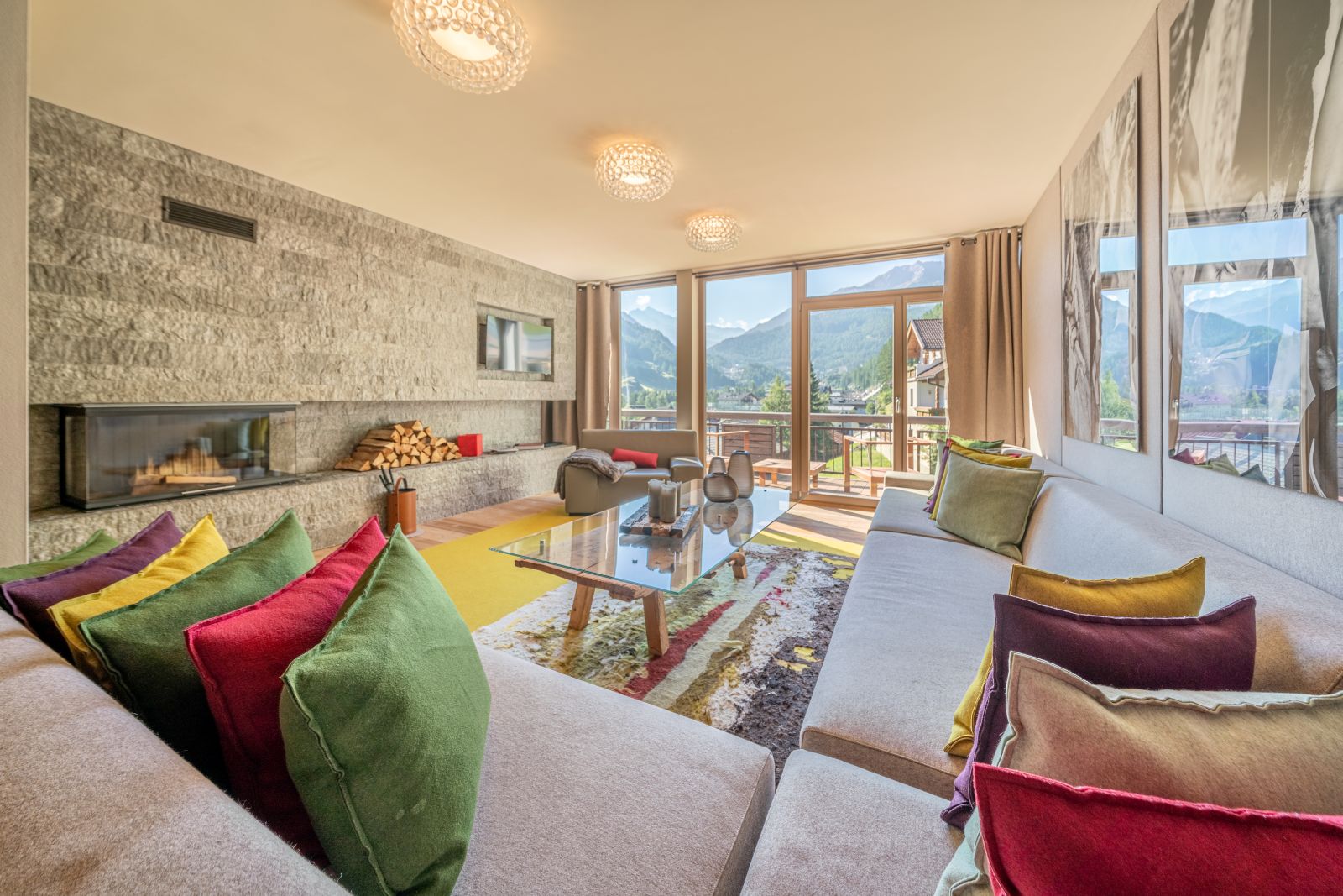 Bergland Hotel Solden - Large bright suite with corner sofa and sunny balcony