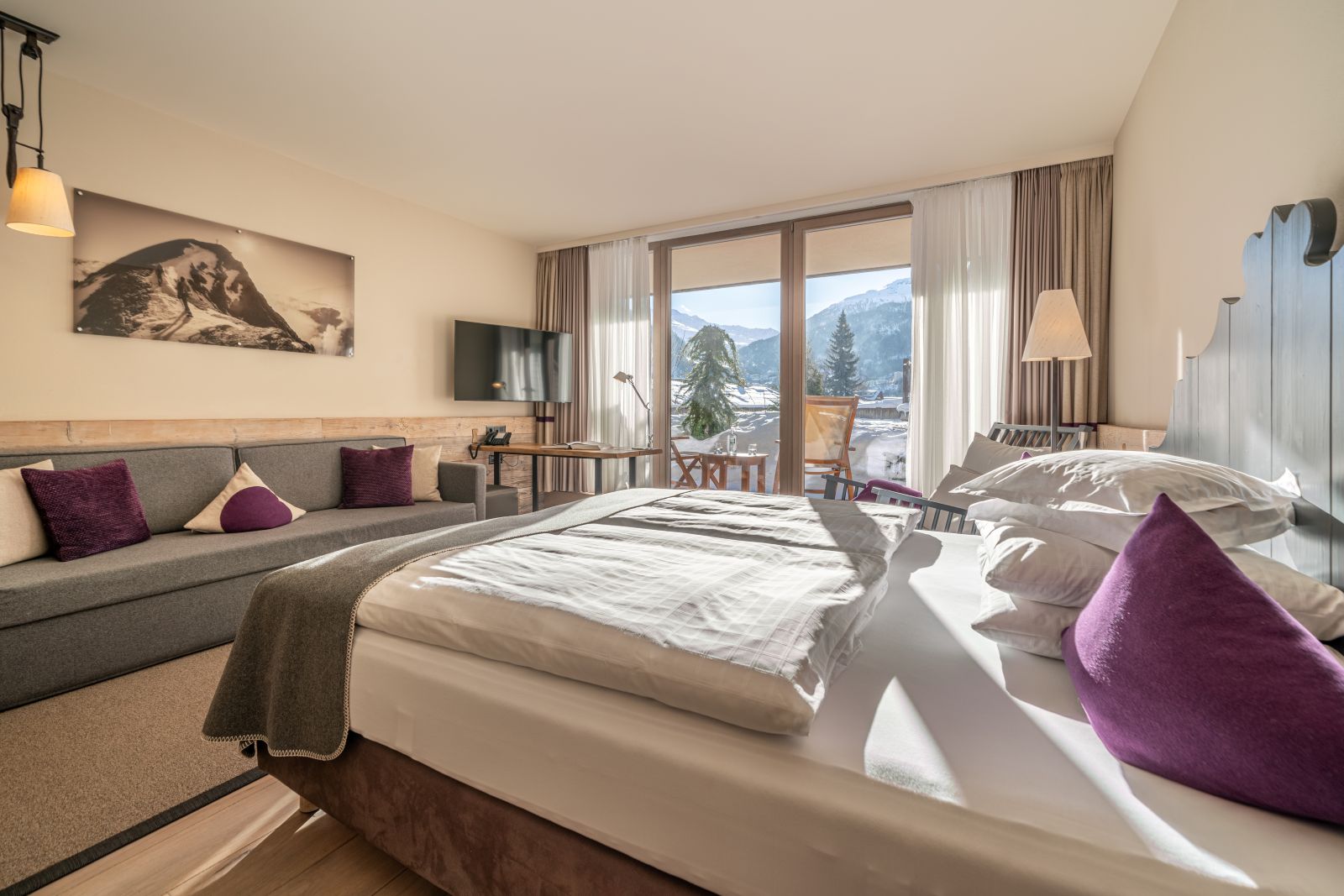 Bergland Hotel Solden - Contemporary suite with sunlight flooding in from balcony