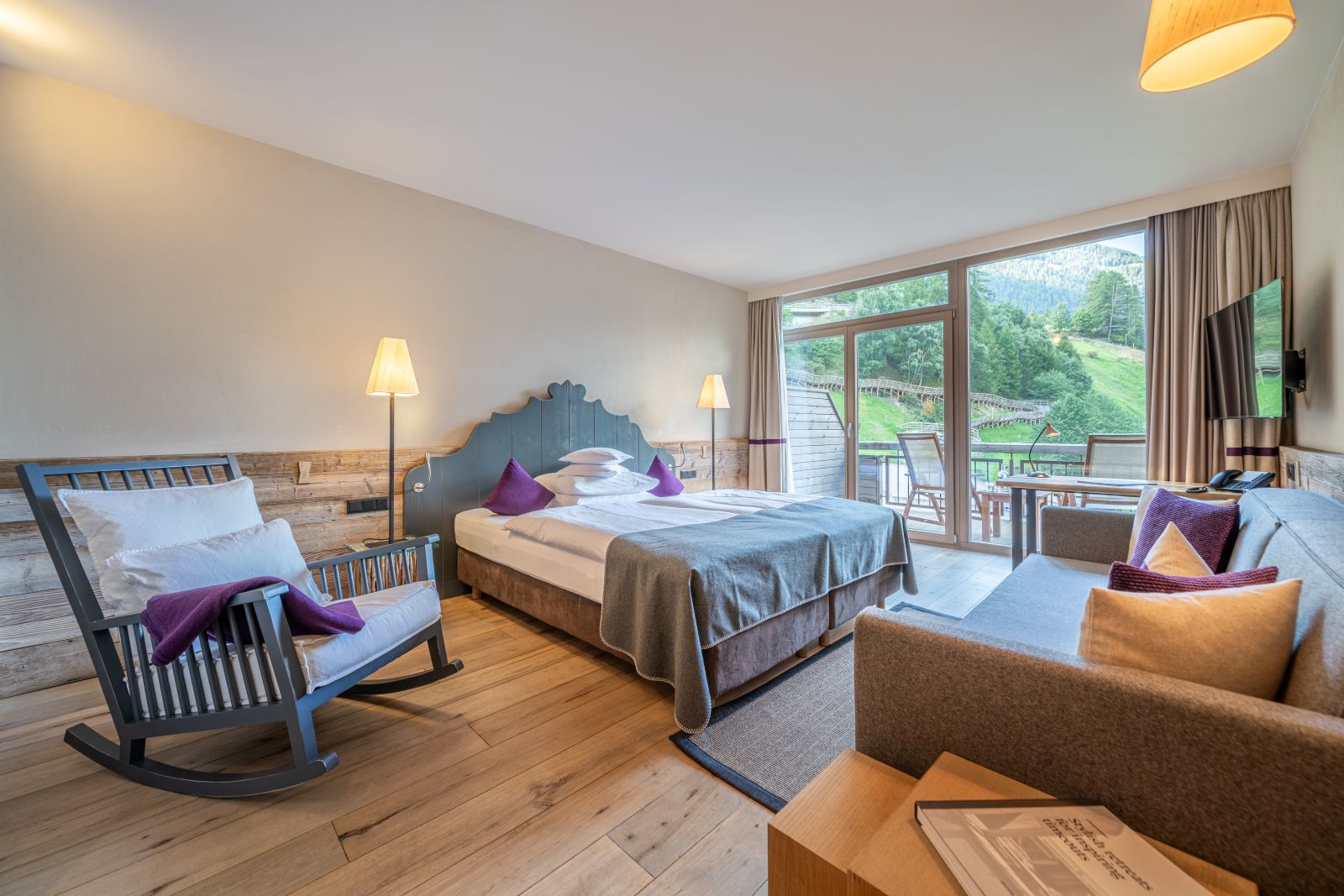 Bergland Hotel Solden - Modern suite with balcony and mountain views