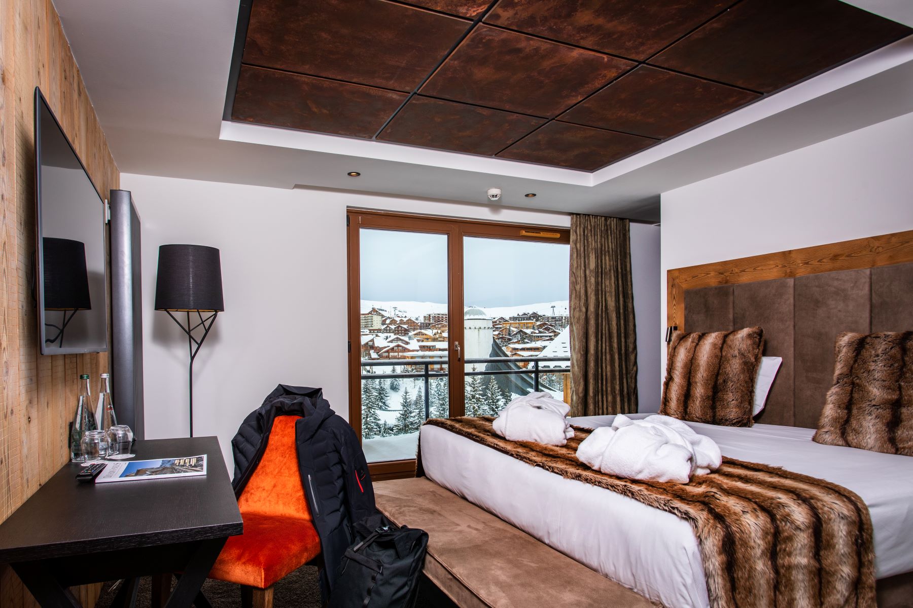 Daria-I-Nor Alpe d'Huez - Bedroom with balcony and town views
