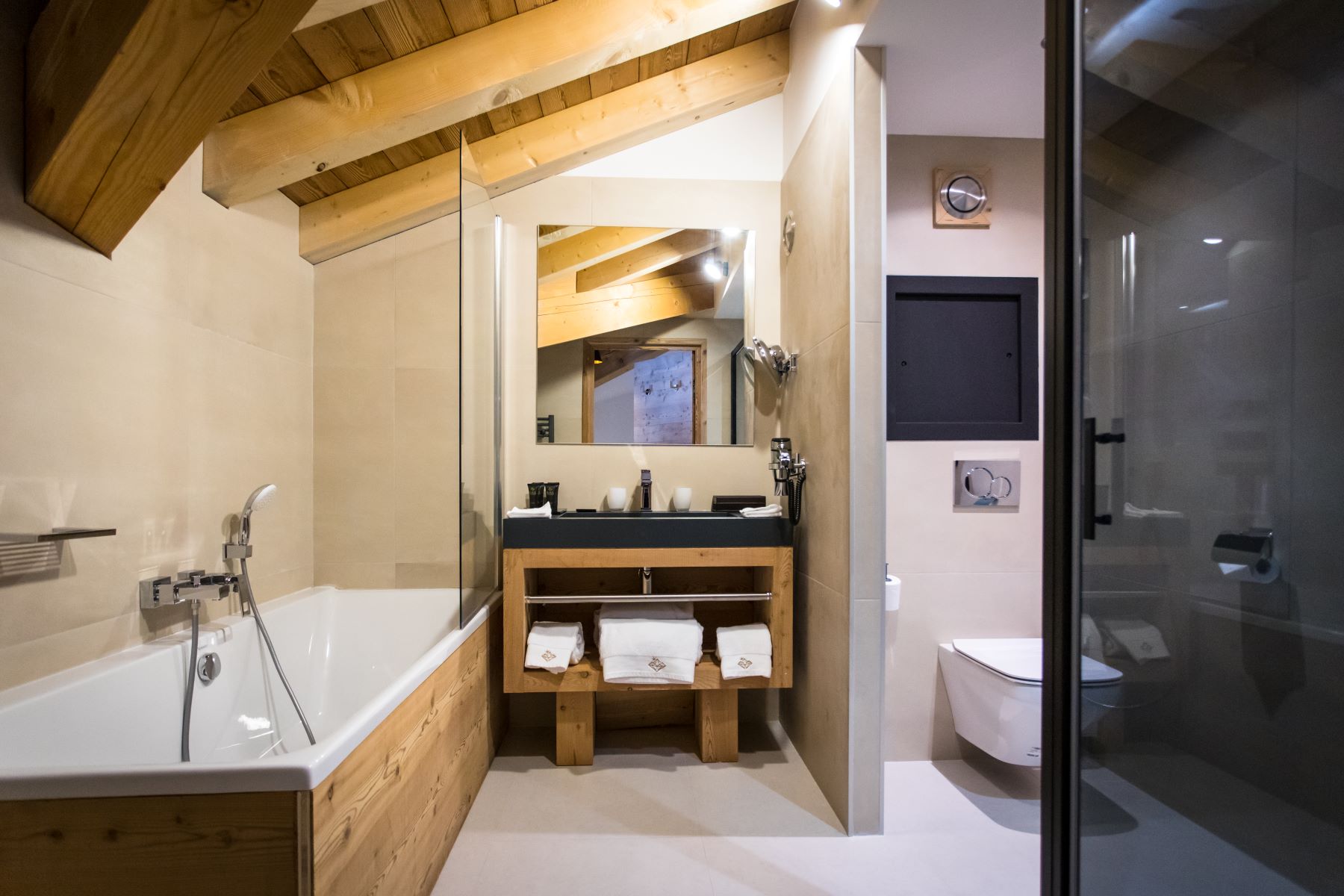 Daria-I-Nor Alpe d'Huez - Bathroom with wooden beams a bath shower and toilet