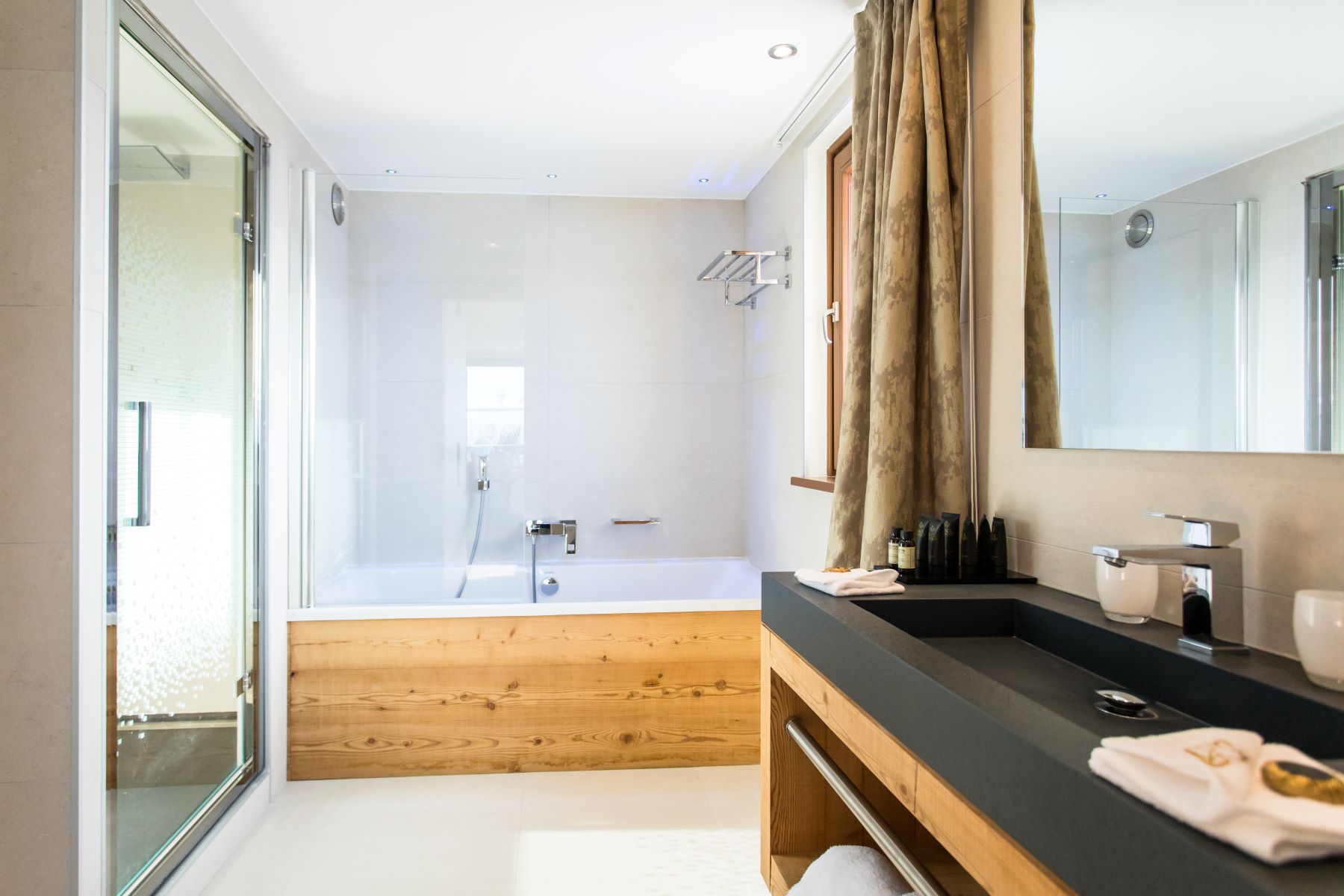 Daria-I-Nor Alpe d'Huez - Bathroom with bath and shower