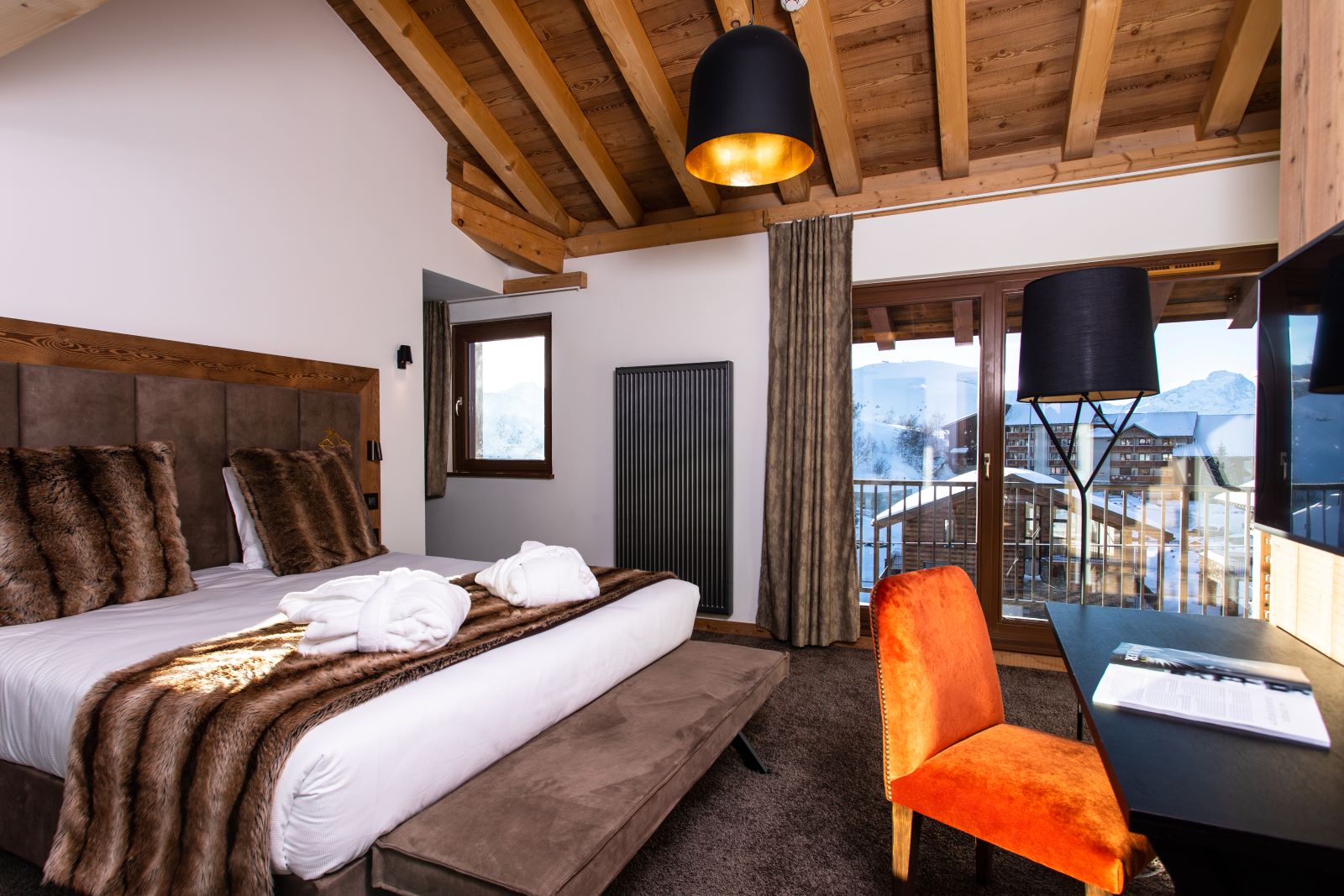 Daria-I-Nor Alpe d'Huez - Bedroom with bright Juliette balcony