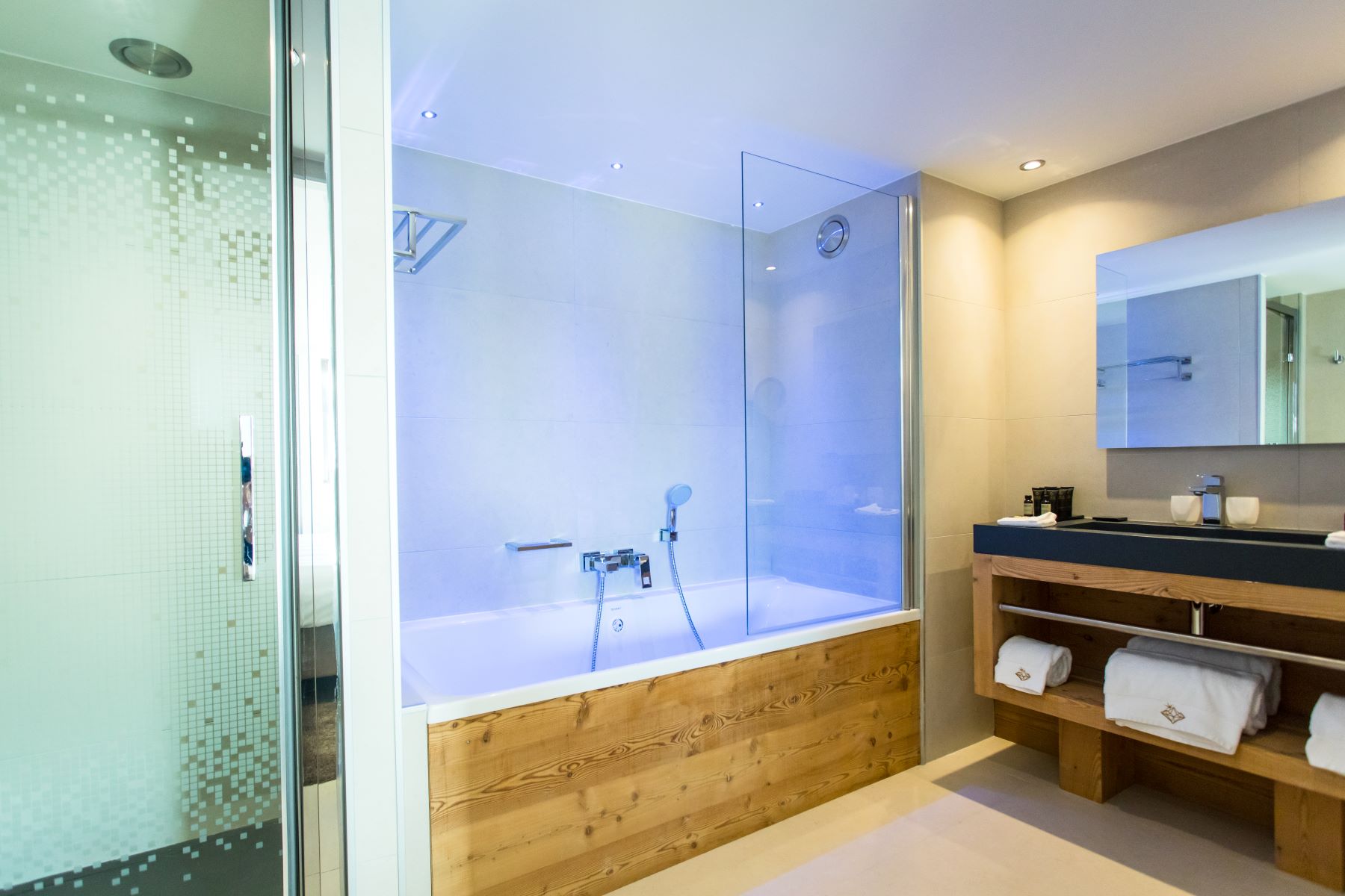 Daria-I-Nor Alpe d'Huez - large bright bathroom with large sink