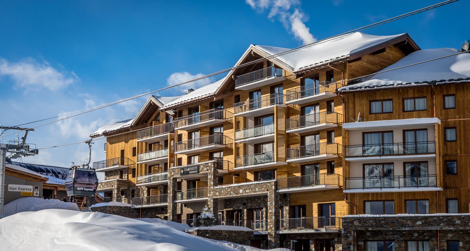 Daria-I-Nor Alpe d'Huez - Hotel exterior and Alpe Express gondola