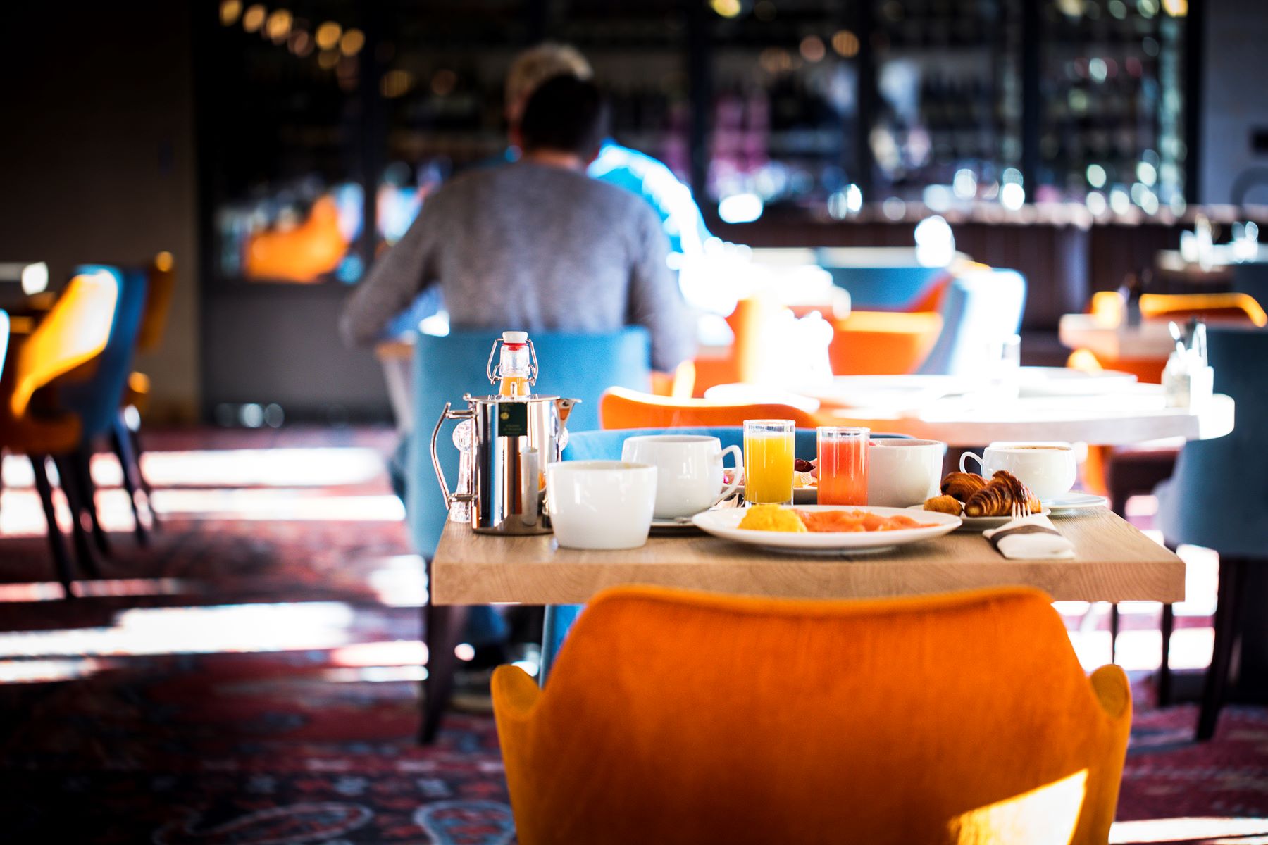 Daria-I-Nor Alpe d'Huez - Breakfast room with food and juice on bright tables