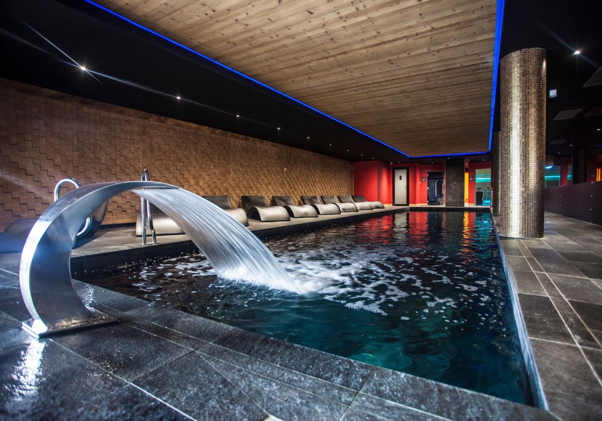 Daria-I-Nor Alpe d'Huez - Indoor swimming pool with water feature and mood lighting