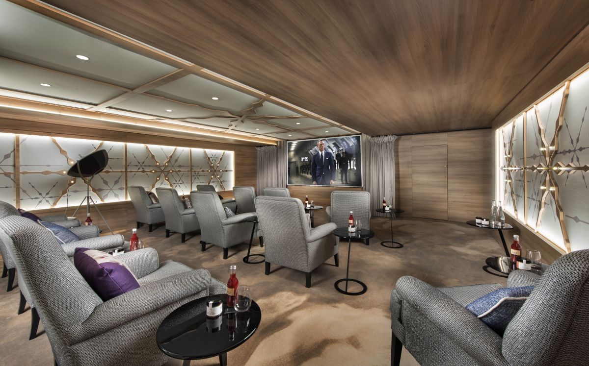 Hotel Fouquet's Courchevel - Cinema room with compy seats and tables for snacks