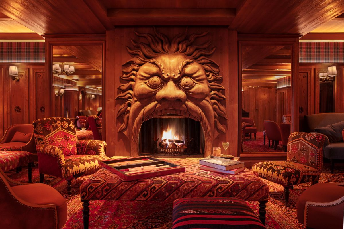 Hotel Fouquet's Courchevel - Lounge bar seating with a unique fire surround with real fire