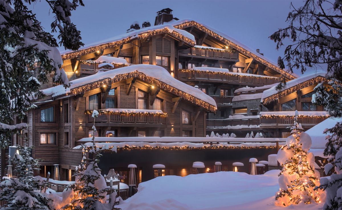 Hotel Fouquet's Courchevel - Hotel exterior at dusk with fairy lights and snow