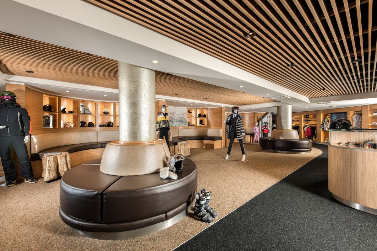 Hotel Fouquet's Courchevel - Ski room with plenty of seating helmets ski boots jackets and help desk