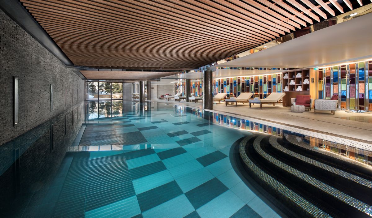 Hotel Fouquet's Courchevel - indoor swimming pool with loungers and view of jacuzzi