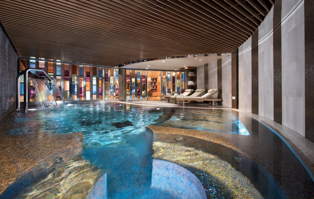 Hotel Fouquet's Courchevel - Indoor pool with waterfall features underwater seating area and loungers