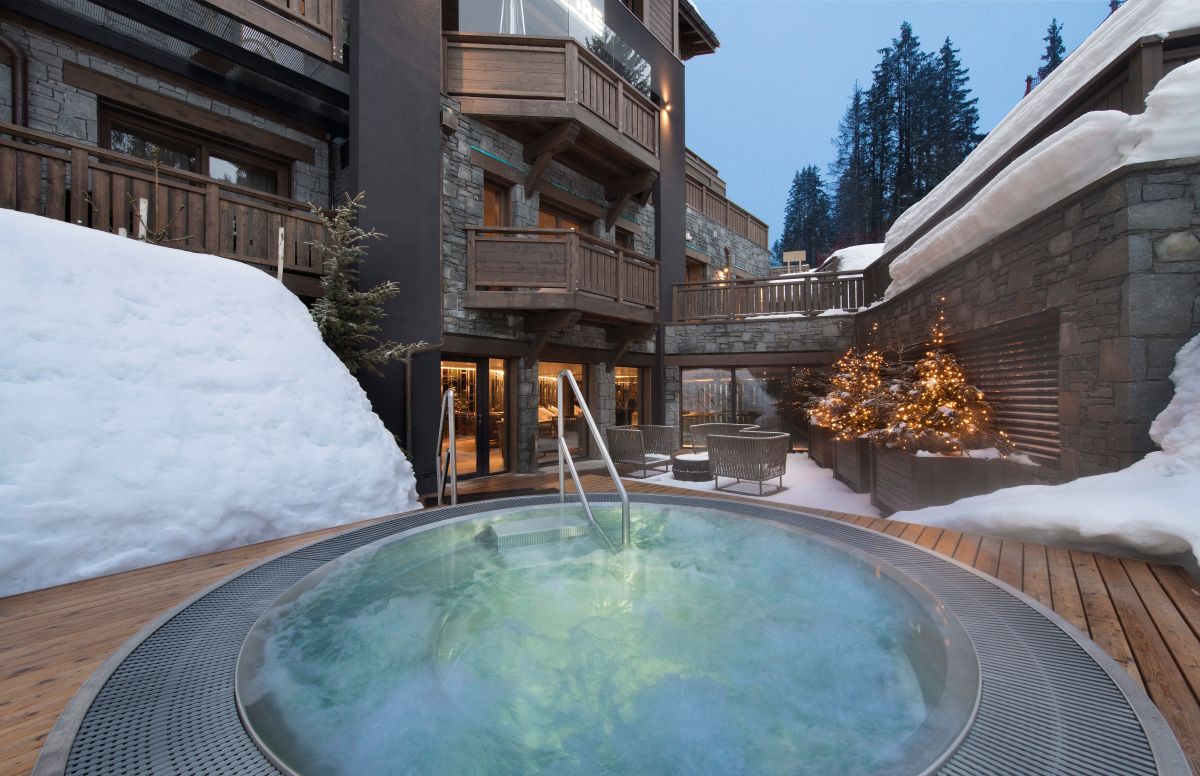 Hotel Fouquet's Courchevel - Outdoor Jacuzzi and terrace with Christmas trees and snow
