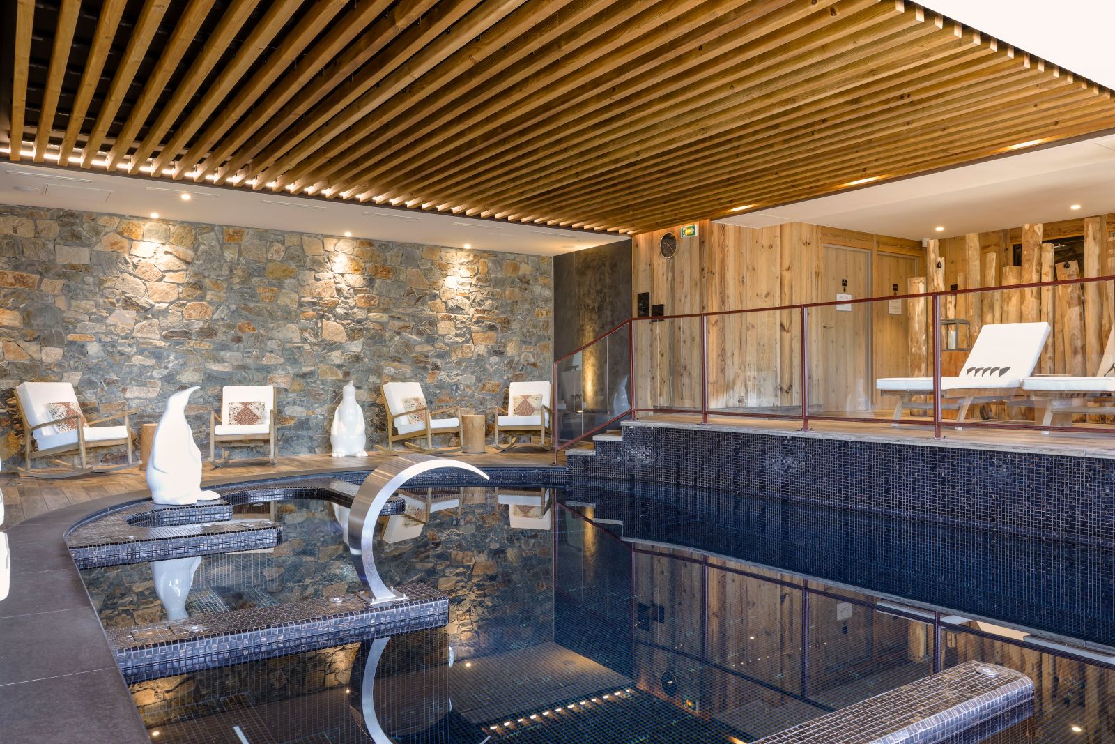 Grandes Rousses Hotel & Spa Alpe d'Huez - Indoor pool with loungers