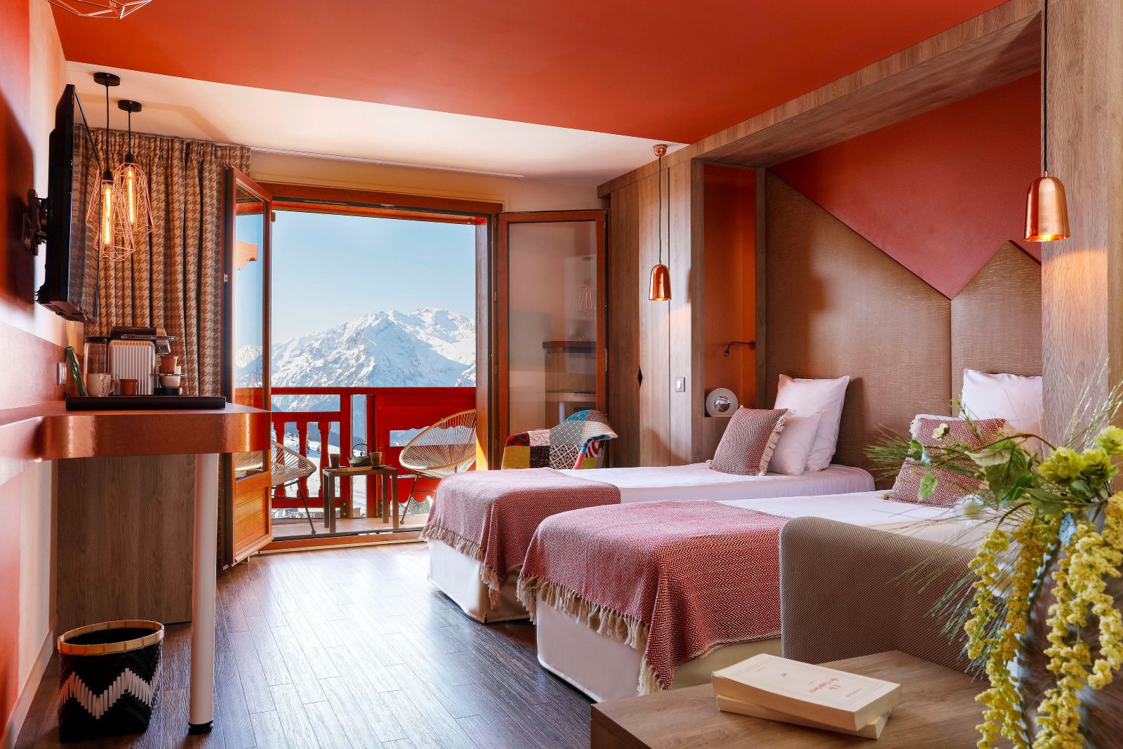 Grandes Rousses Hotel & Spa Alpe d'Huez - Twin bedroom with balcony and mountain views