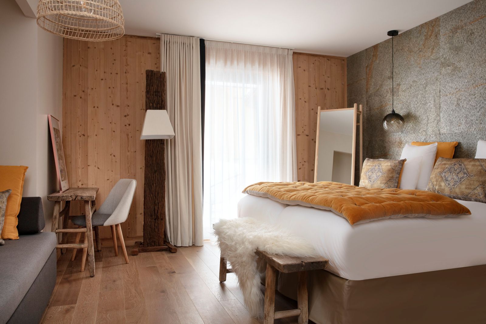 Grandes Rousses Hotel & Spa Alpe d'Huez - Cosy yellow double room with seating area