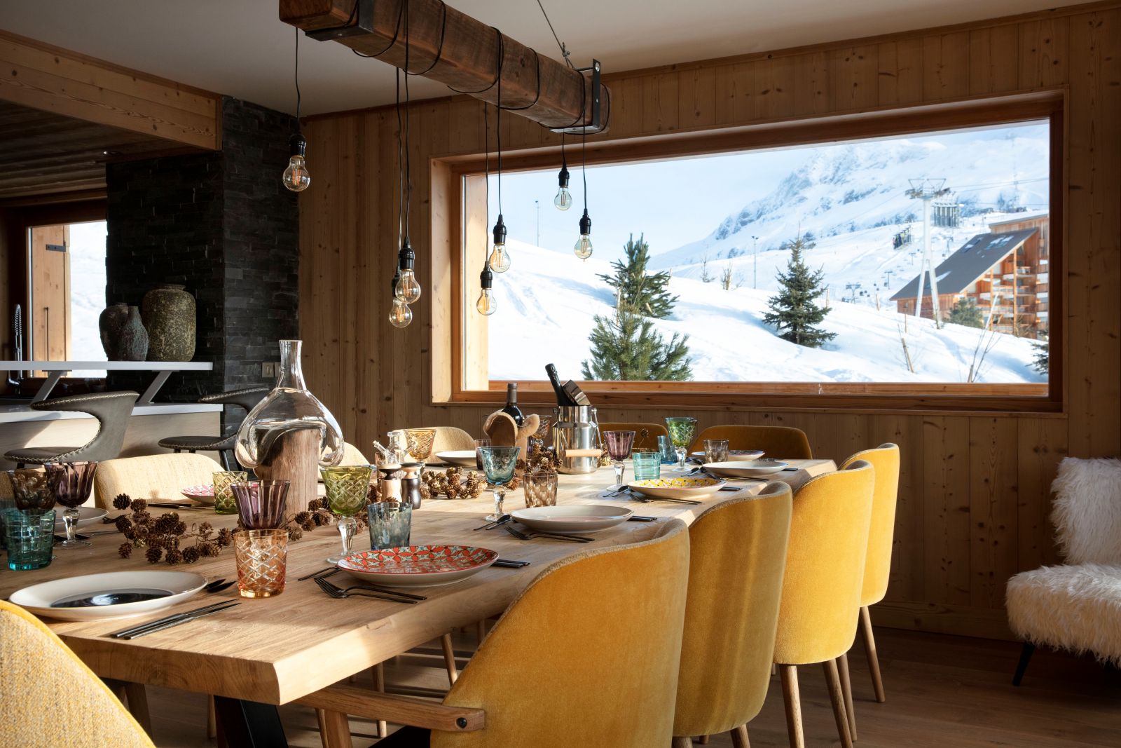 Grandes Rousses Hotel & Spa Alpe d'Huez - Dining area and breakfast bar with mountain views