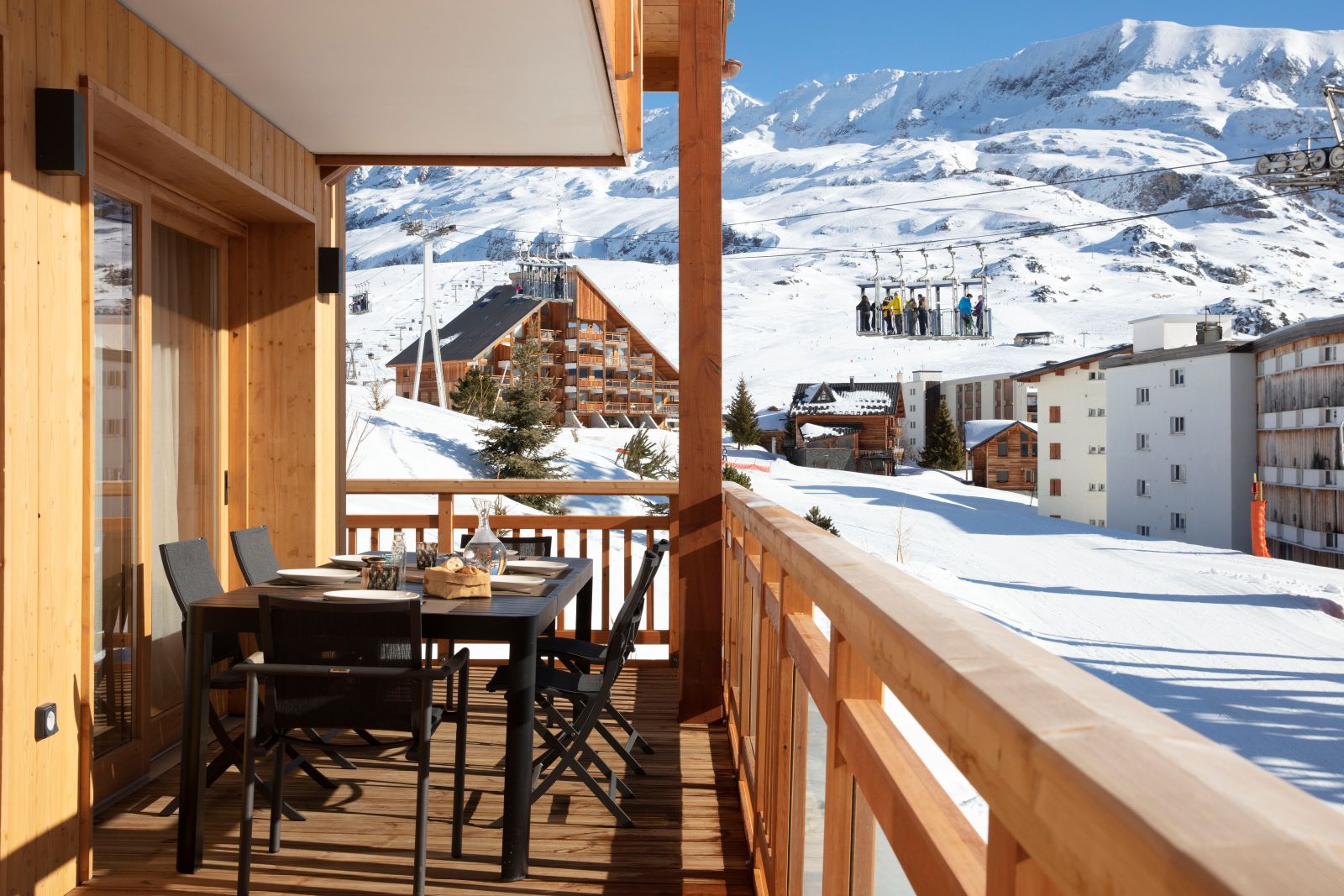 Grandes Rousses Hotel & Spa Alpe d'Huez - Large balcony with views of the mountains and ski lift