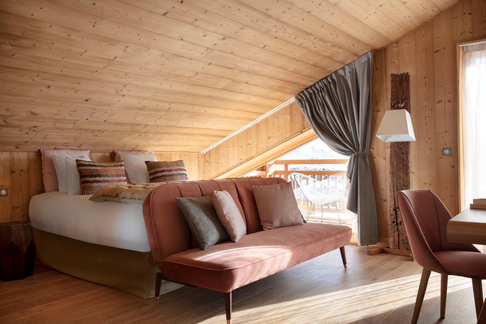 Grandes Rousses Hotel & Spa Alpe d'Huez - Cosy suite with seating area and balcony